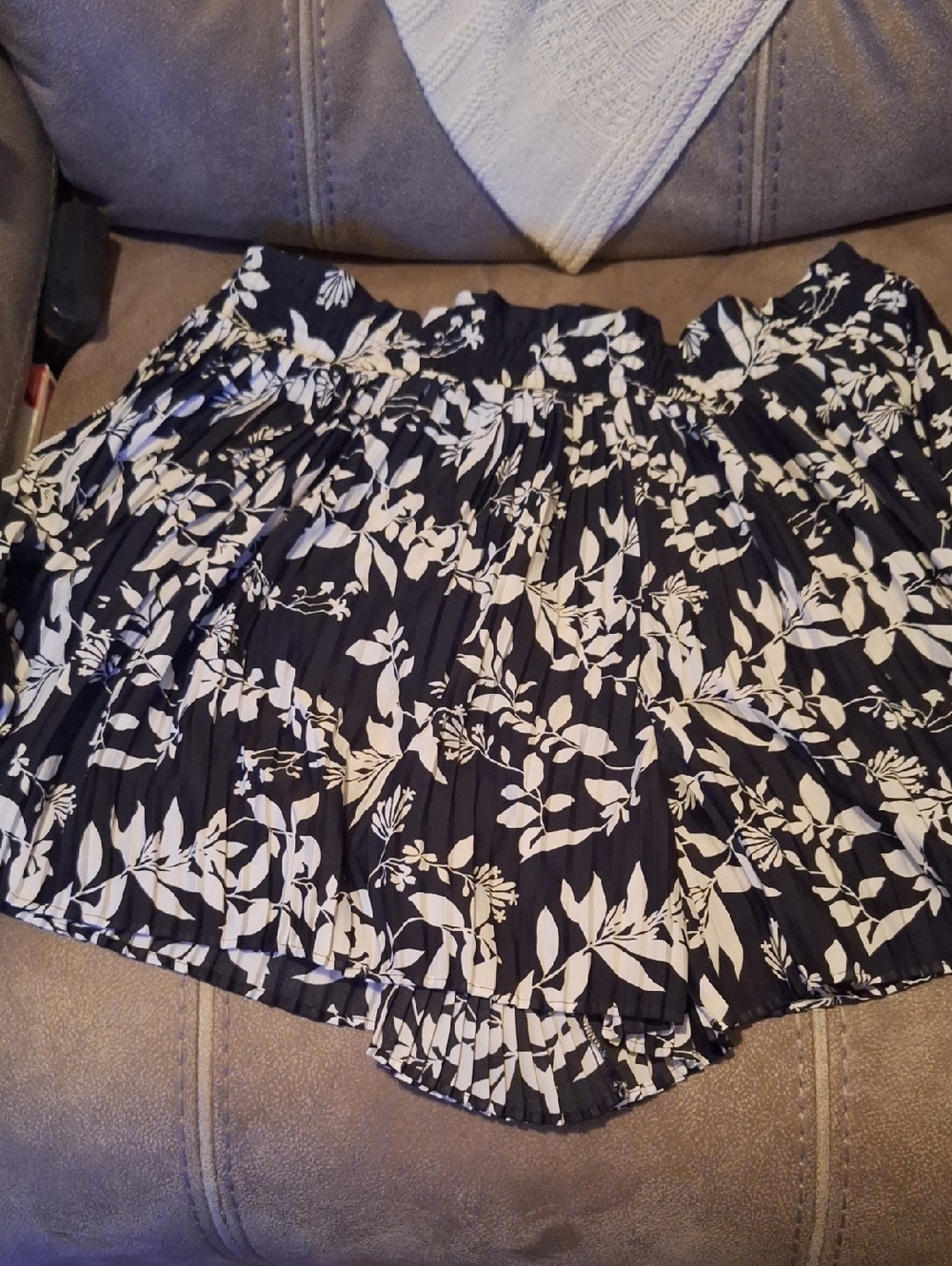Black and White Floral Pleated Women’s Shorts